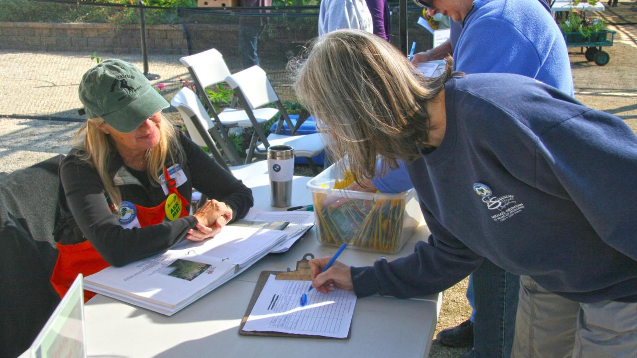 Image of individual signing up for membership with the Friends of the UC Davis Arboretum and Public Garden.