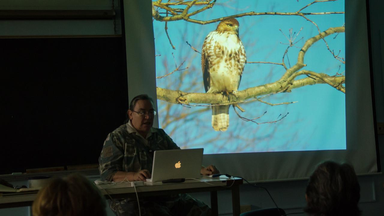 Image of Lois Richter giving her slideshow talk about winter birds in Davis at the UC Davis Arboretum Headquarters.